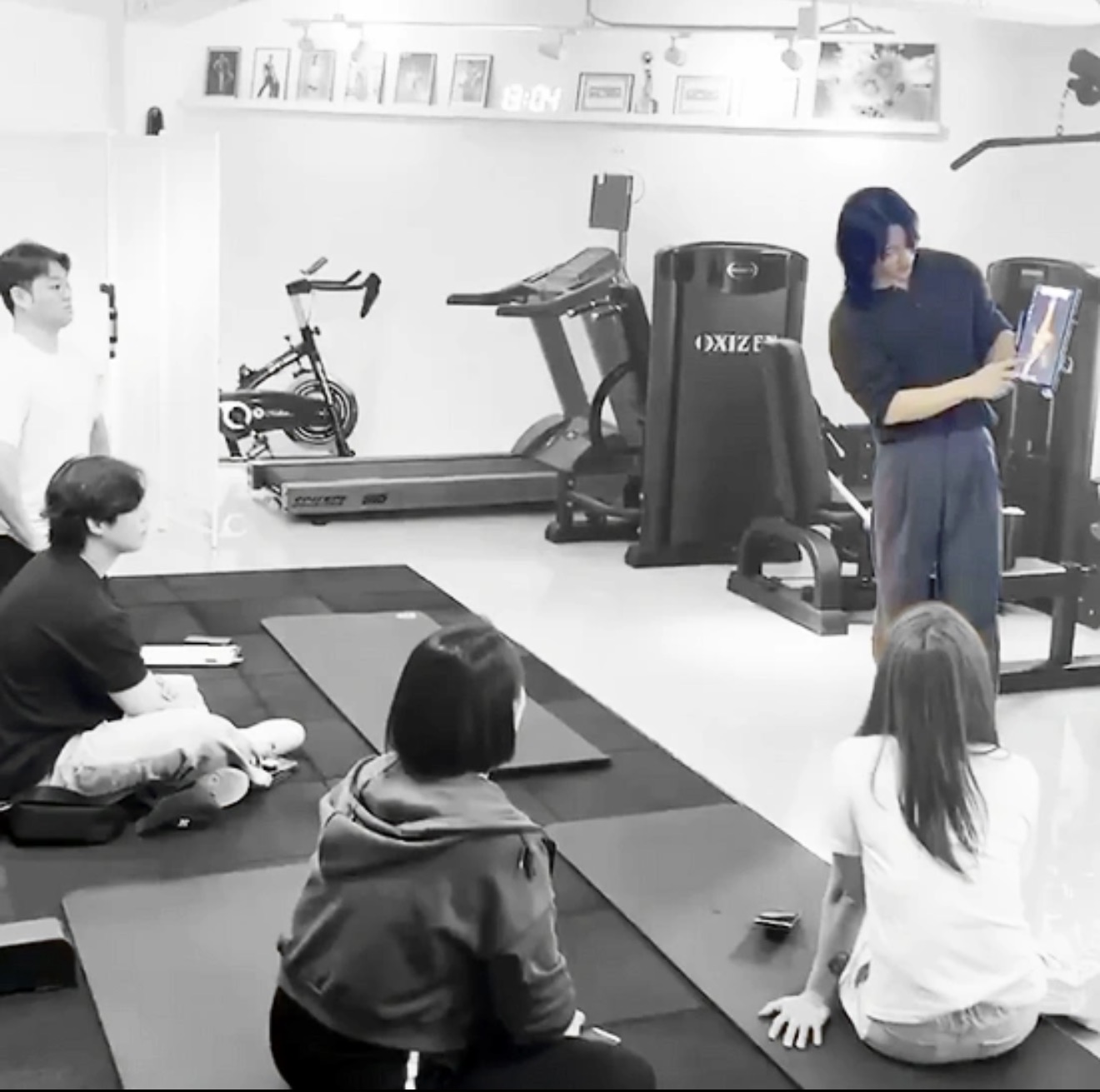 윤태욱 트레이너가 화면을 활용해 개인 세미나를 진행하는 모습